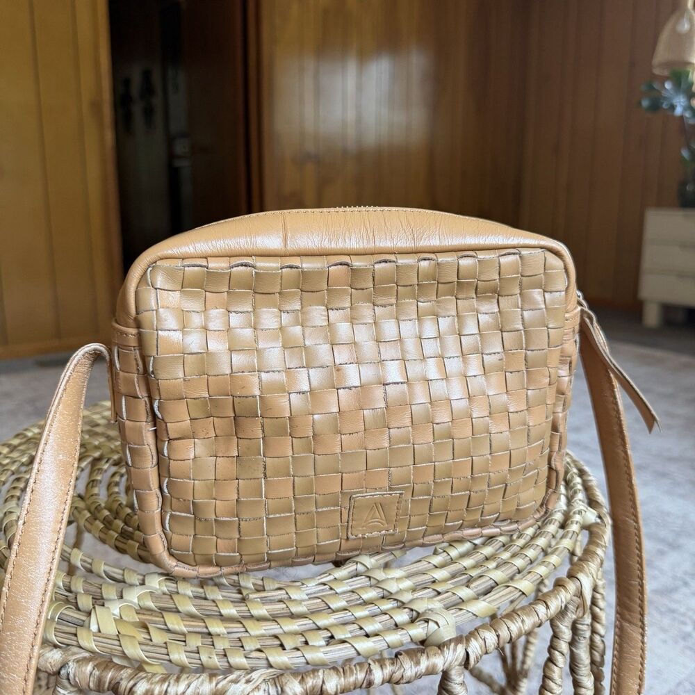 Able Valerie Leather Crossbody Bag In Pebble -Tan Cream Woven Midi Sac